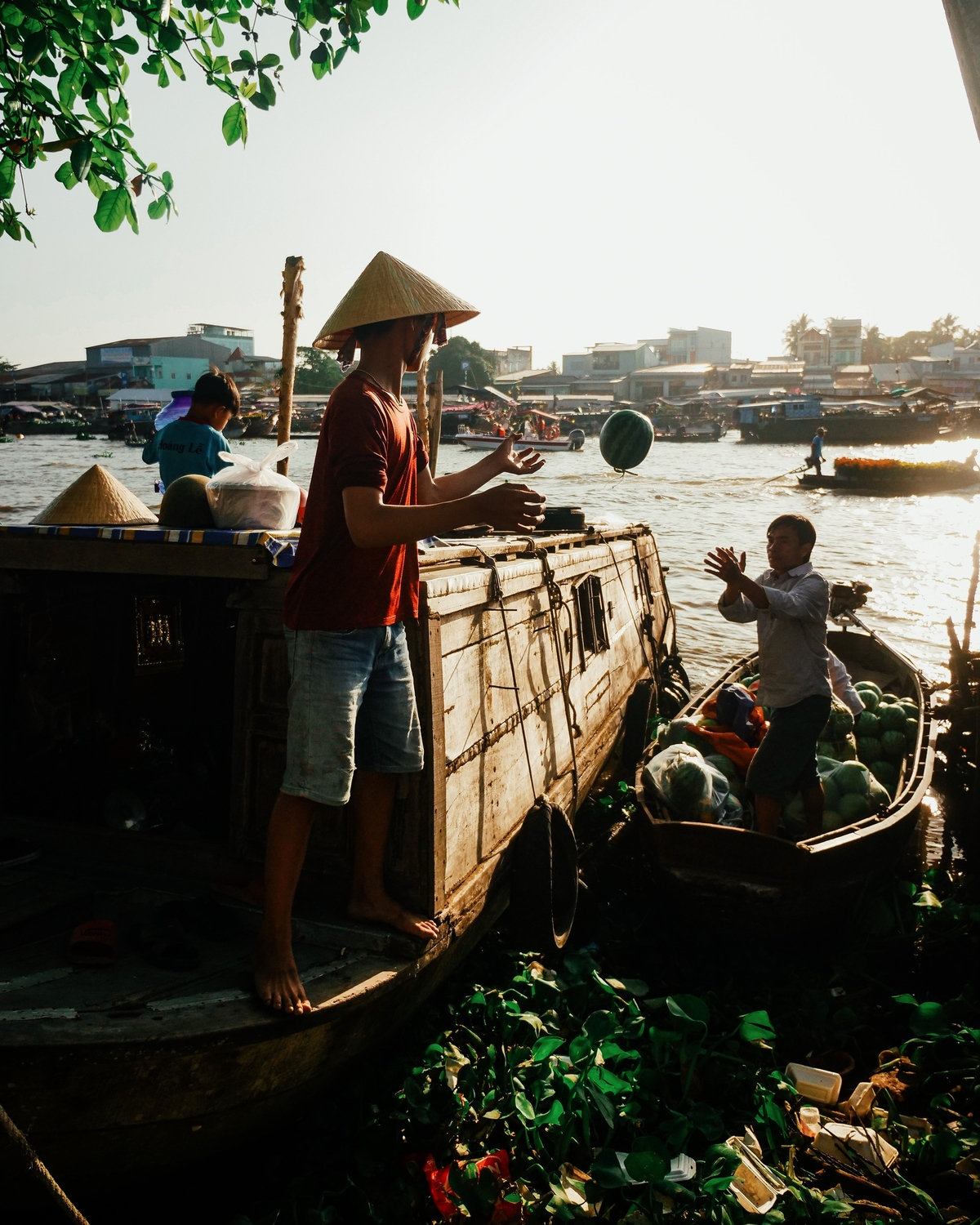 Vietnam's floating market under lenses of Western tourist 0426 image001 1610936547